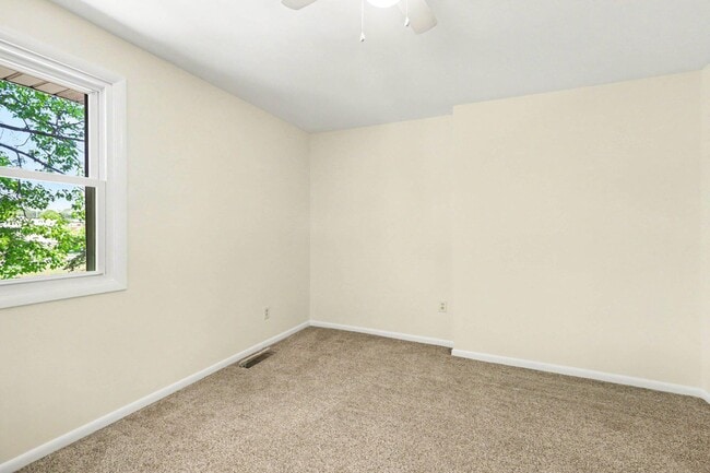 Building Photo - 933 E Maple St