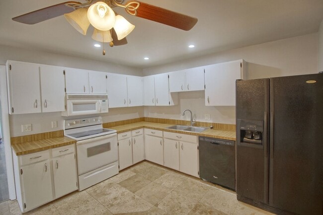 Building Photo - 743 Hummingbird Ln