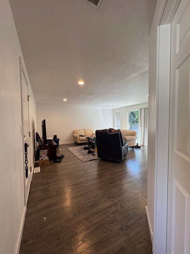 Building Photo - 3-Bedroom Home for Rent