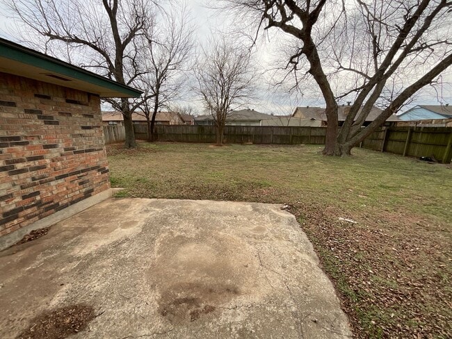 Building Photo - 3 bed, 2 bath, 2 car garage