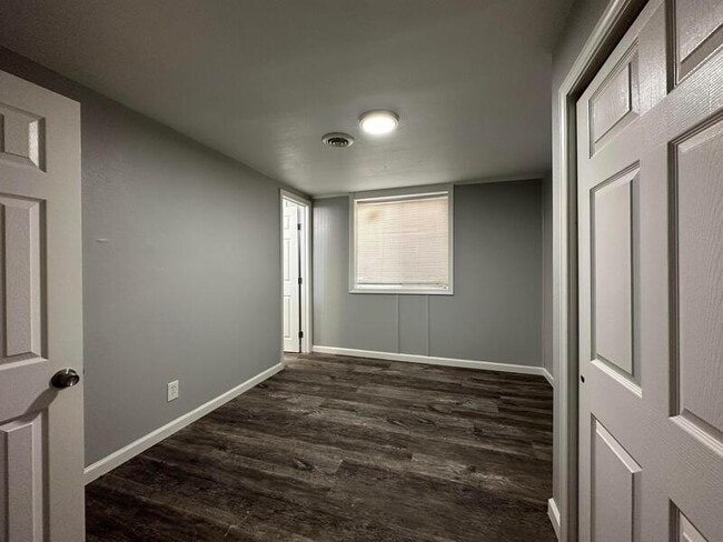 Building Photo - 833 E 21st Ave