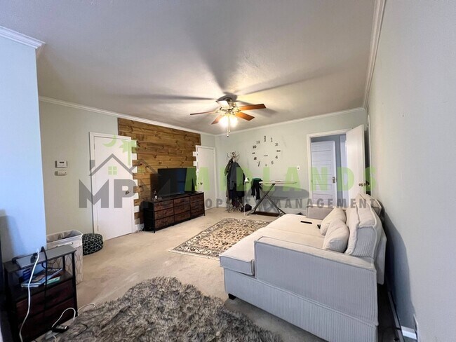 Building Photo - 2417B Clark Street