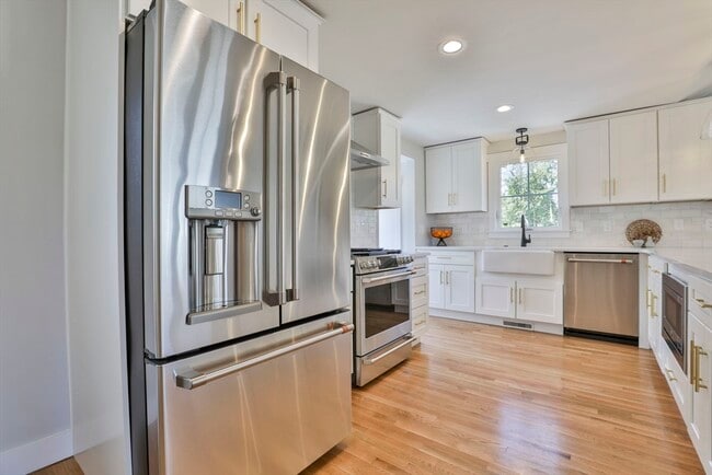 Building Photo - 7 Christopher St