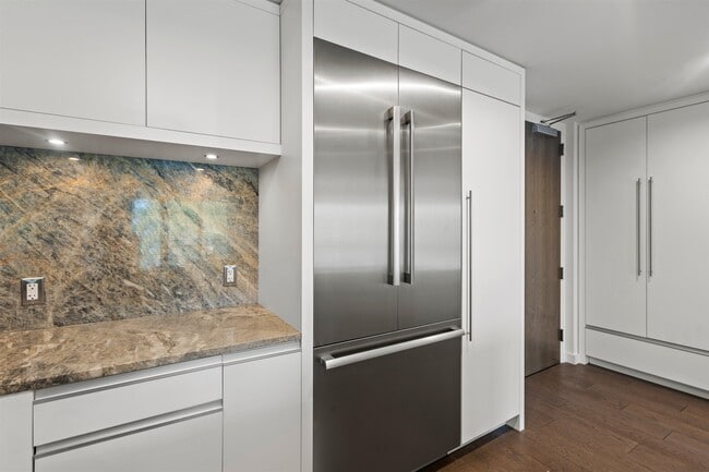 Building Photo - 320 Adolphus Ave