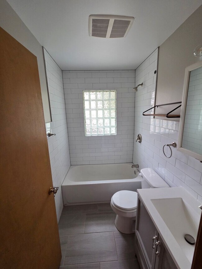 Building Photo - 3 bed 1.5 bath, 1 car garage, with fenced in backyard, newly remodeled!