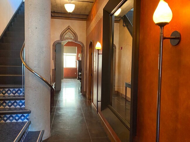 Building Photo - LUXURY TOP-FLOOR 2BR/2.5BA PENTHOUSE LOFT ...
