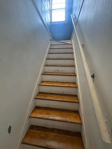 Building Photo - 711 W Dewey St