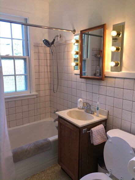 Building Photo - 1822 Vahlen St