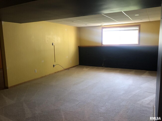 Building Photo - 6142 N Elmwood Ave