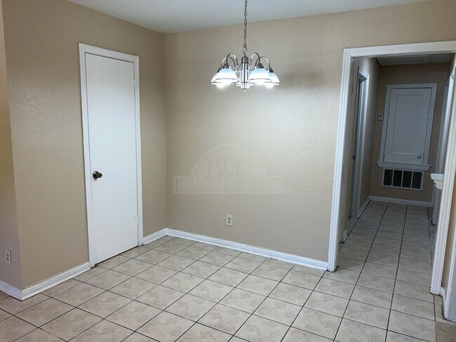 Building Photo - 1802 Poage Ave