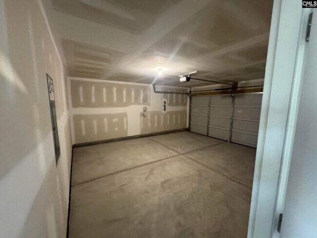 Building Photo - 3052 Hallsdale Dr