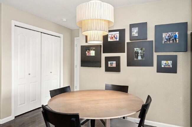Building Photo - Bright & Spacious 2 Bedroom, 2 Bath Condo
