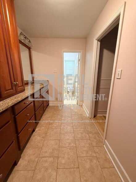 Building Photo - 5116 Pineridge Dr