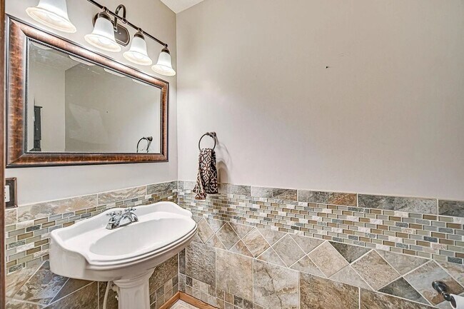 Building Photo - Spacious 4-Bed 4-Bath Home in Buffalo - Available 7/1!