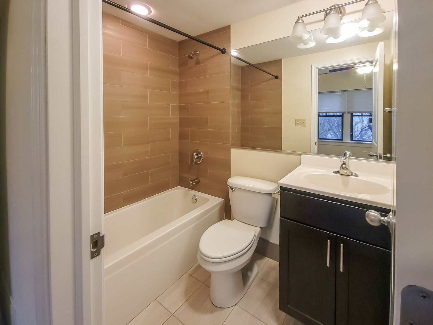 Building Photo - 1821 W Leland Ave