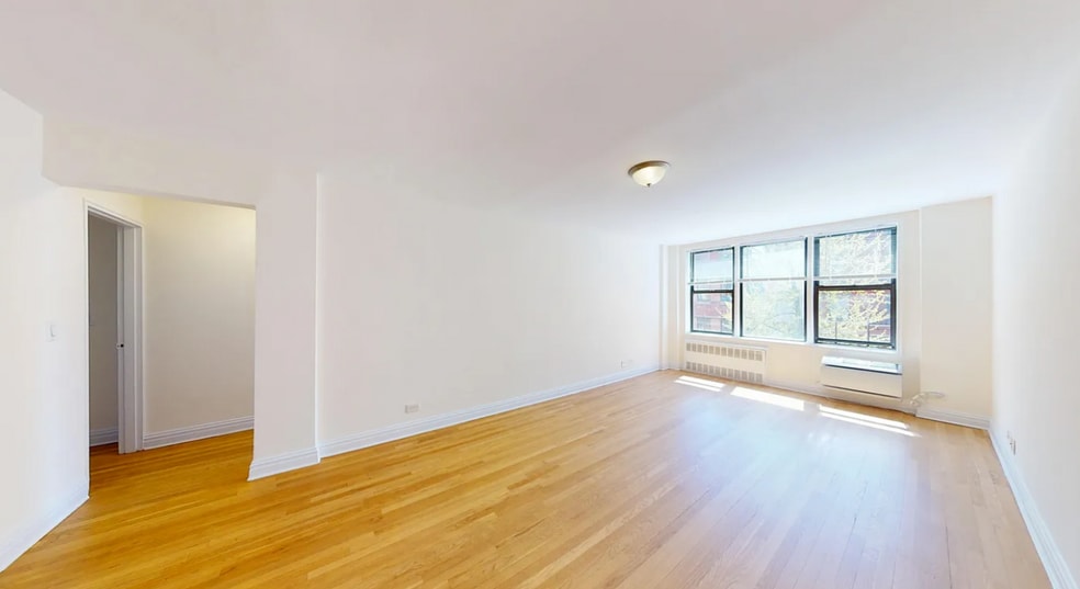 Primary Photo - 325 W 13th St