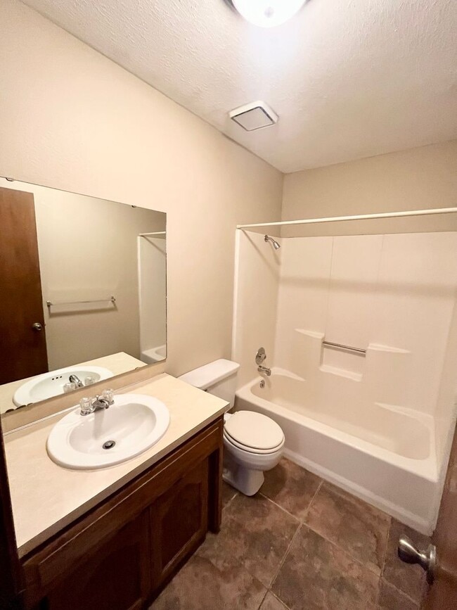 Building Photo - Updated 2 bedroom 1.5 bath home in a great...