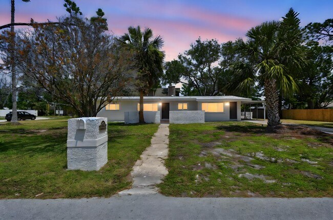 Building Photo - 695 Sunset Dr