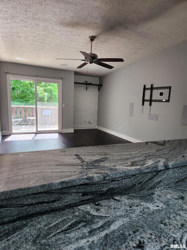 Building Photo - 3439 N Willow Ct