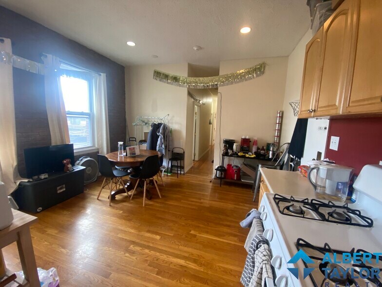 Building Photo - 466 Park Dr