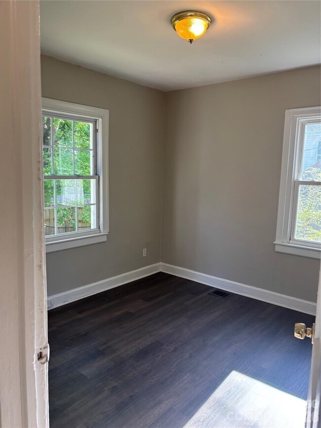 Building Photo - 2565 Brentwood Pl