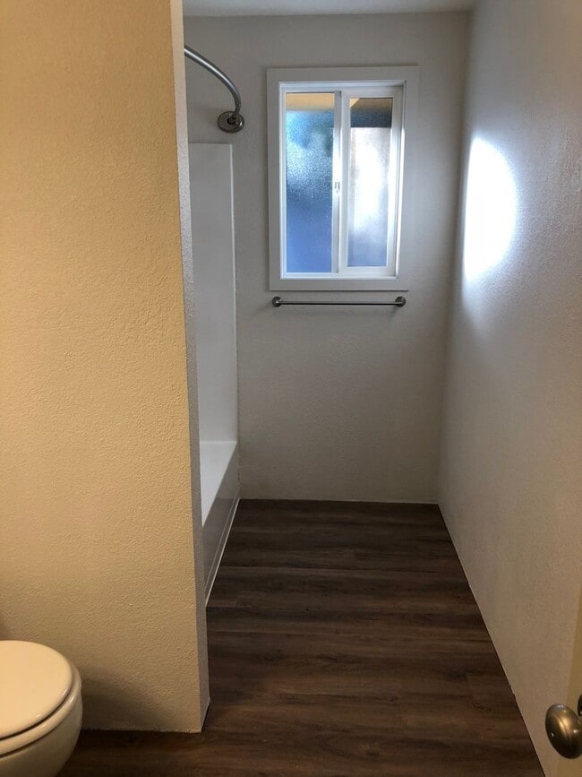 Building Photo - Cozy Condo on the Westside!