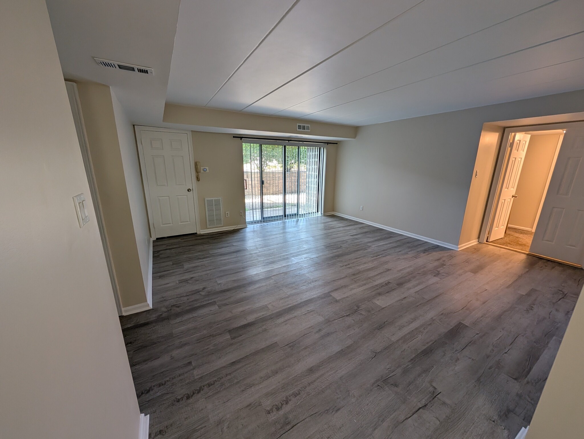 Spacious living room - 15 Sunbury Ct
