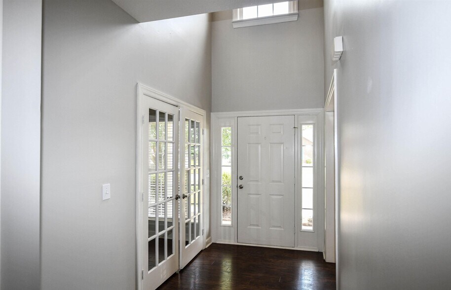 Building Photo - 105 Knotting Pl