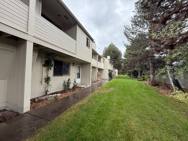 Building Photo - 2 Bed/2.5 Bath Townhome with Garage, Pool and Tennis Court