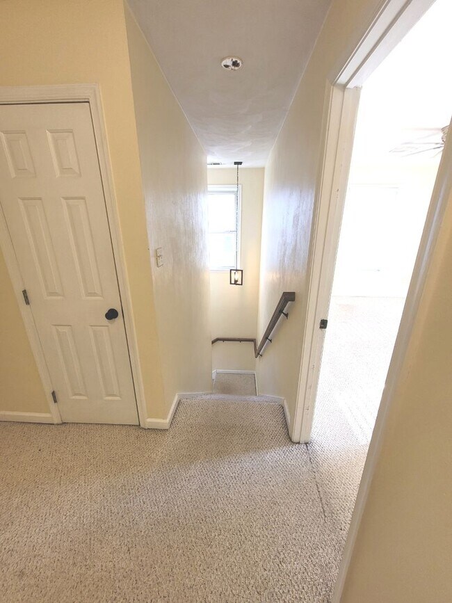 Building Photo - 3 Bedroom, 2.5 Bath Home with Open Floor Plan