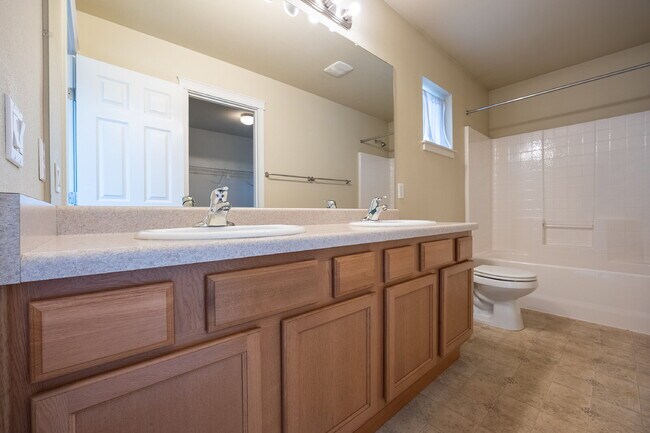 Building Photo - Spacious 3 Bedroom 2.5 Bathroom Rental Pro...