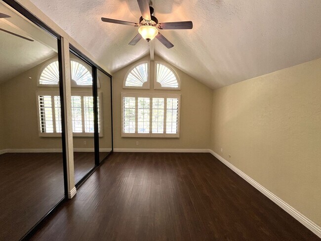 Building Photo - Spacious End Unit Home with 2 Master Suite...
