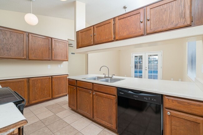 Building Photo - 3 bedroom Home with Pool and Spa