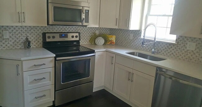 Building Photo - Spacious 5-Bedroom Gem on Locust Street – ...