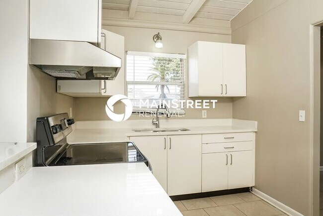 Building Photo - 3 Bedroom Pet-Friendly Home in SARASOTA, FL with Main Street Renewal