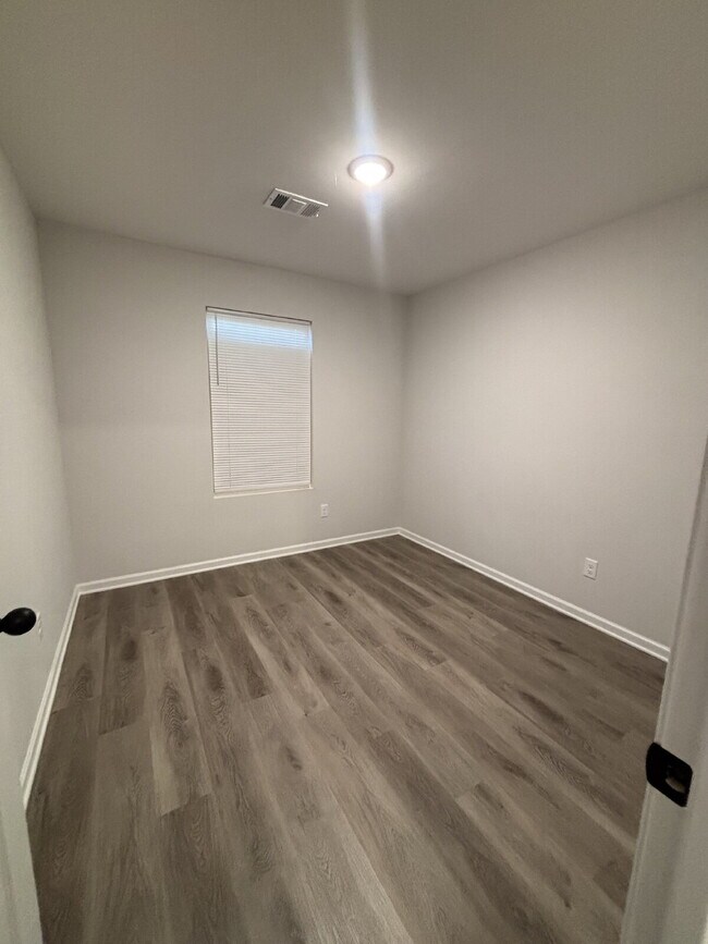 Building Photo - "4-Bed, 2-Bath Retreat in Memphis – Your Perfect Sanctuary Awaits!"