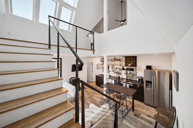 Building Photo - 10 Anchor St