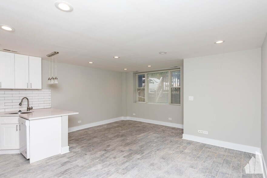 Building Photo - 2437 N Ashland Ave