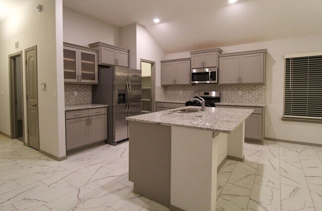 Building Photo - 13709 Lago Vista Ave