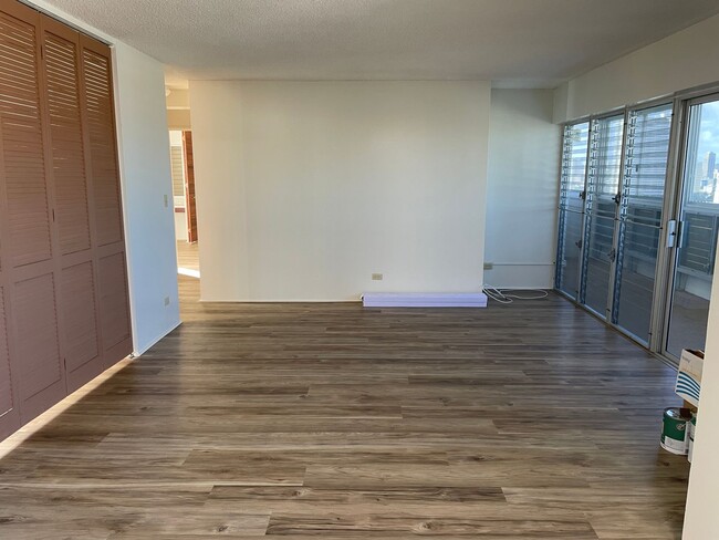 Building Photo - Makiki - Bellevue Tower - 3 Bdrm/2 Bath/ 1...