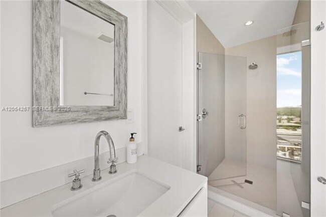 Building Photo - 2831 S Bayshore Dr