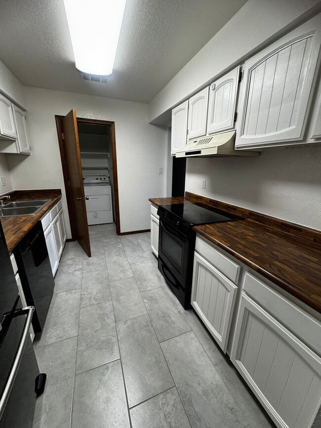 Building Photo - Townhouse in Little Turtle with Garage