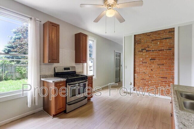 Building Photo - 673 E Sycamore St