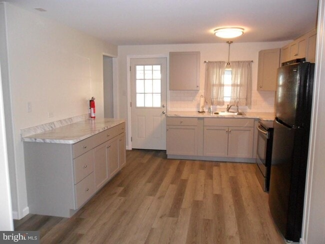Building Photo - 301 Tichy Dr