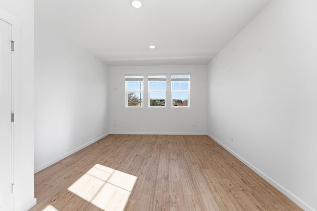 Building Photo - Modern Retreat in Reed’s Crossing