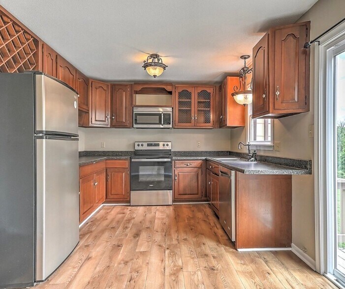 Building Photo - 225 Oakcrest Cir