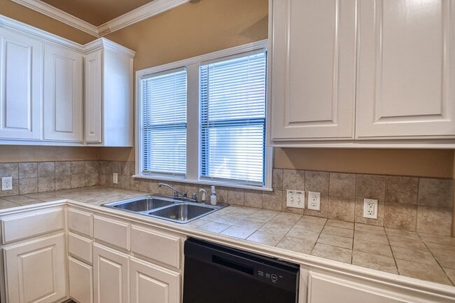 Building Photo - 464 College