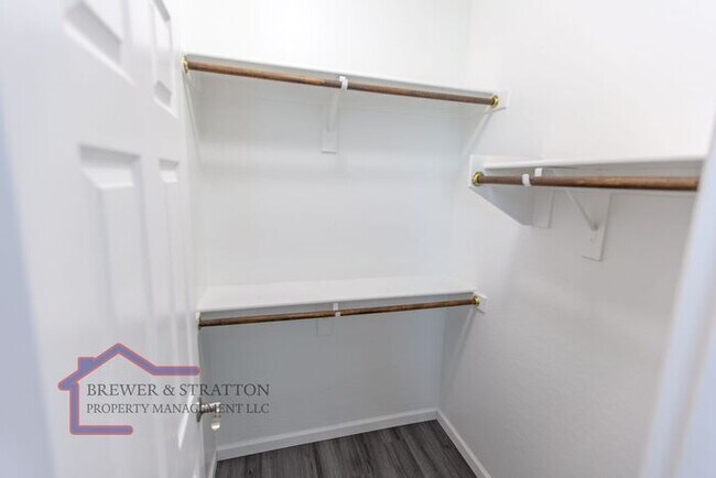 Building Photo - 391 S 163rd Dr - 4BR, 2BA - Sarival/Van Buren