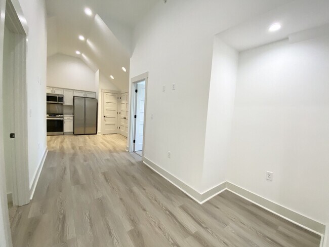 Building Photo - One Bedoom w/ Office Space, In the Heart of Old Town Bluffton!