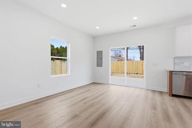 Building Photo - 31 Swan Ln